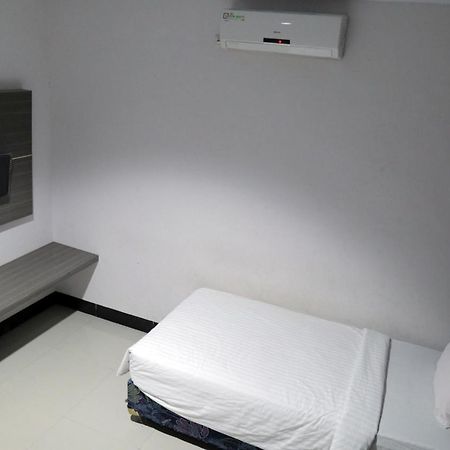 ホテル Reddoorz @ Pasangkayu Mamuju Utara エクステリア 写真