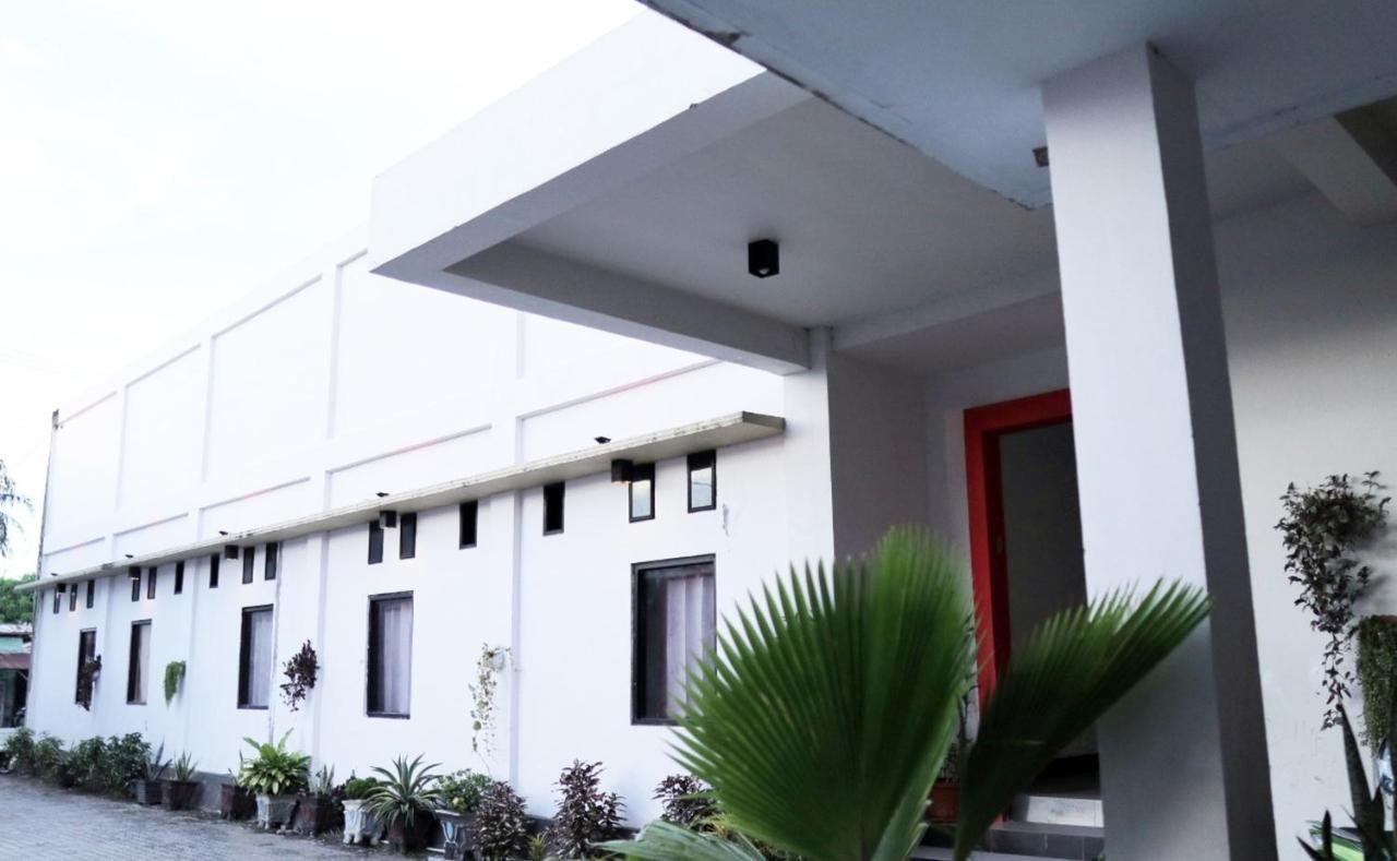 ホテル Reddoorz @ Pasangkayu Mamuju Utara エクステリア 写真